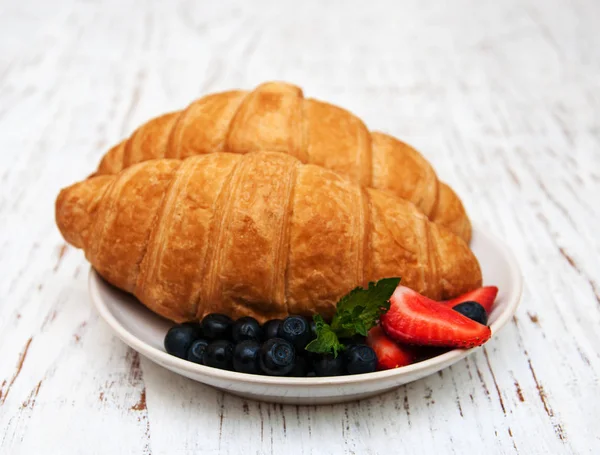 Bayas frescas y croissant — Foto de Stock