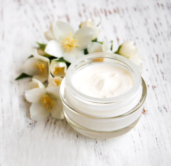 Hidratantes de crema facial y corporal con flores de jazmín — Foto de Stock