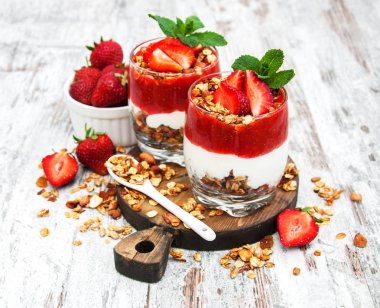 yoğurt ve granola kahvaltı için