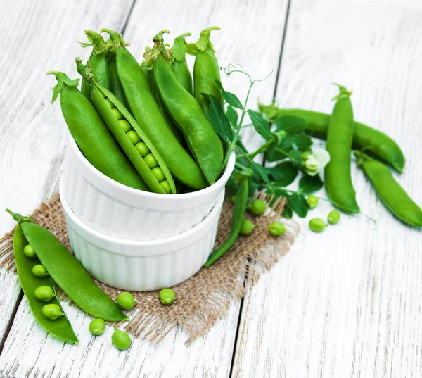 Groene erwten op een tafel — Stockfoto