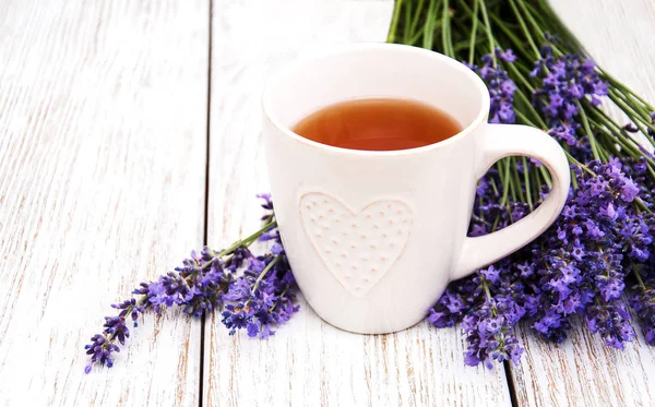 Чашка чая и лаванды — стоковое фото