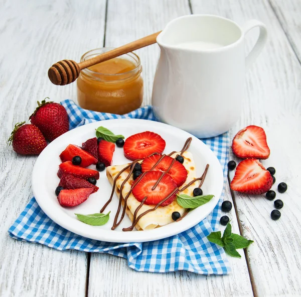 Crepes med jordgubbar och chokladsås — Stockfoto