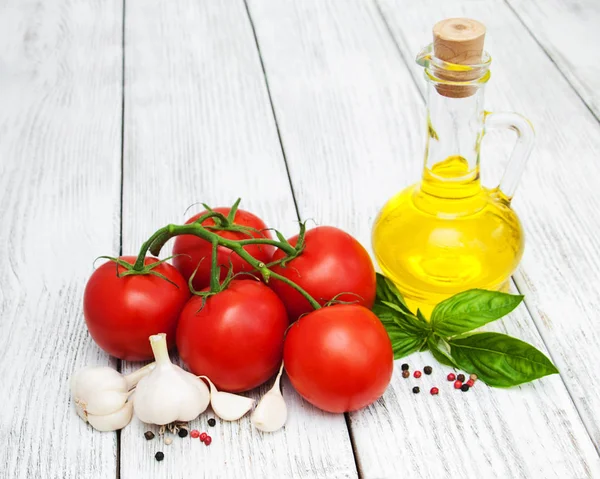 有機トマトのオリーブ オイルとニンニク — ストック写真