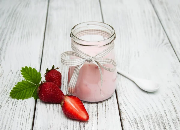 Yogurt with fresh strawberries — Stock Photo, Image