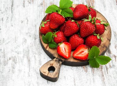 Bir tahta üzerinde taze çilek