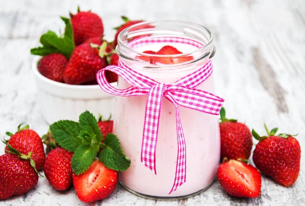 Yogur con fresas —  Fotos de Stock