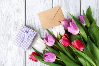 Lale buketi ve hediye kutusu