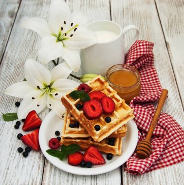 çilek, yaban mersini ve kahve ile gözleme