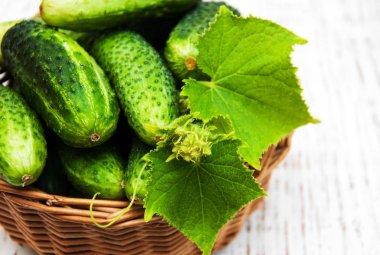 sepet içinde taze salatalık