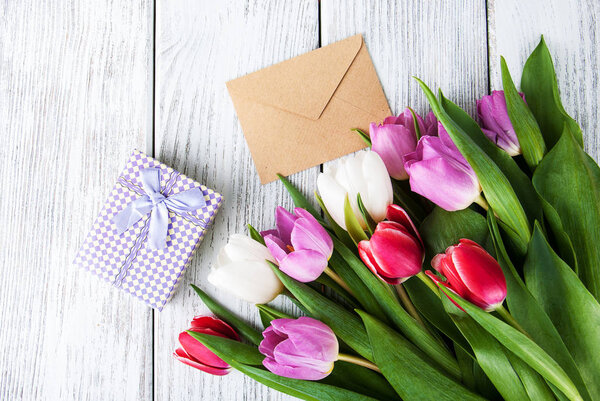 Букет тюльпанов и подарочная коробка
