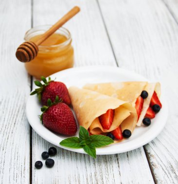 Çilek ve yaban mersini ile krep