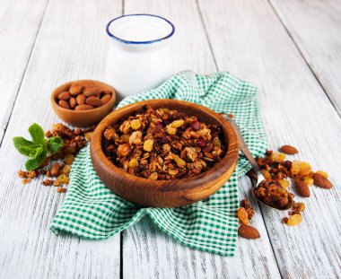 Bir tablo üzerinde ev yapımı granola