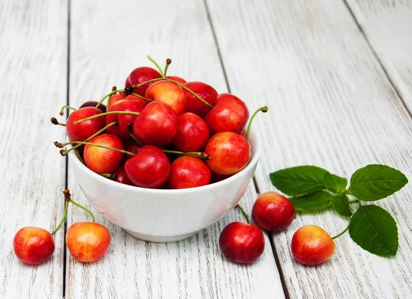 Tigela com cereja doce alegre — Fotografia de Stock