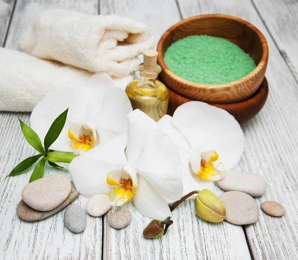 Spa Ürünleri ve beyaz orkide