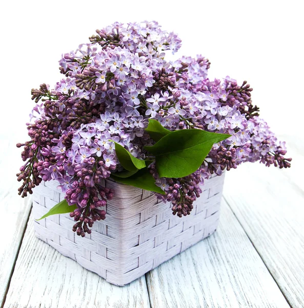 Las flores de color lila sobre la mesa —  Fotos de Stock
