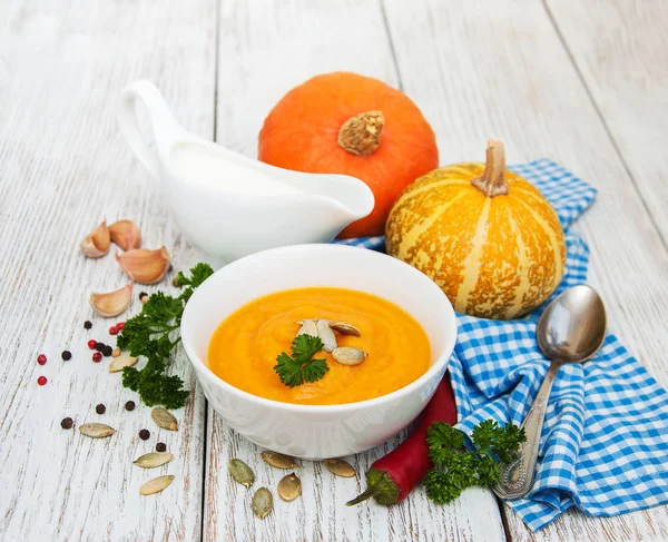 Kürbissuppe mit frischen Kürbissen — Stockfoto