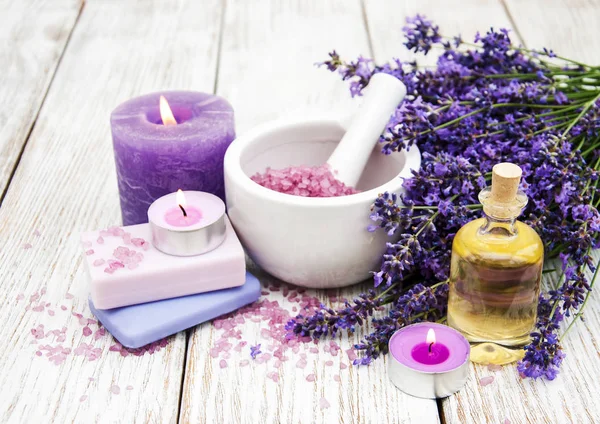 Produtos de spa com lavanda — Fotografia de Stock