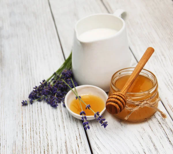 Honig und Lavendelblüten — Stockfoto