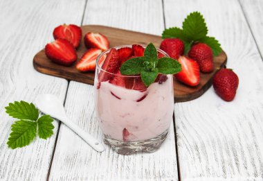 Yoğurtlu taze çilek