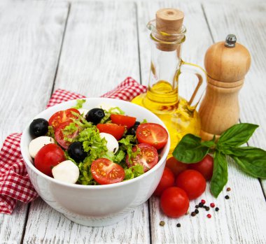 mozarella peyniri ve sebze salatası