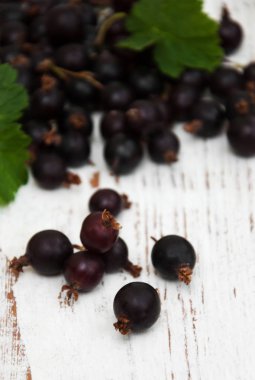 bir tablo üzerinde Siyah frenk üzümü