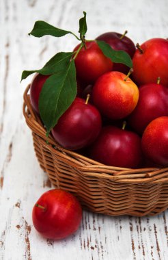 sepet içinde tatlı Erik