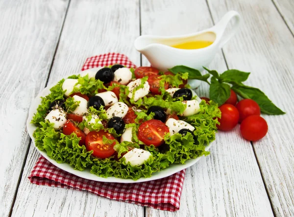 Sallad med mozarella ost och grönsaker — Stockfoto