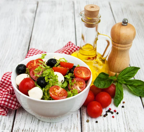 Salade au fromage mozarella et légumes — Photo