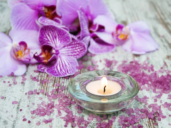 Vela con orquídeas — Foto de Stock