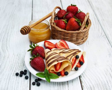 çilek ve çikolata soslu krep