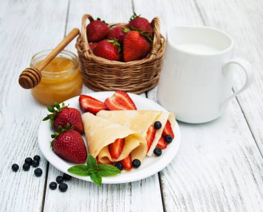 Çilek ve yaban mersini ile krep