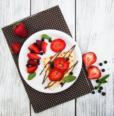 çilek ve çikolata soslu krep