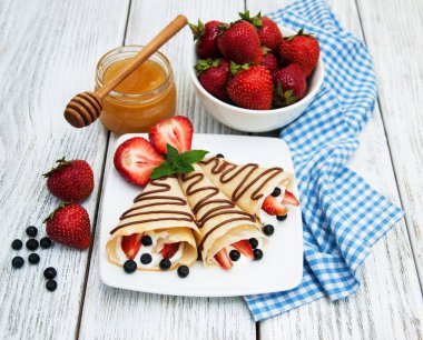 çilek ve çikolata soslu krep