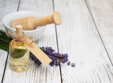 lavanta yağı ile banyo tuz ve taze lavanta