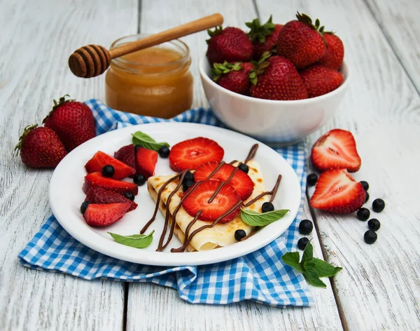 Crepes med jordgubbar och chokladsås — Stockfoto