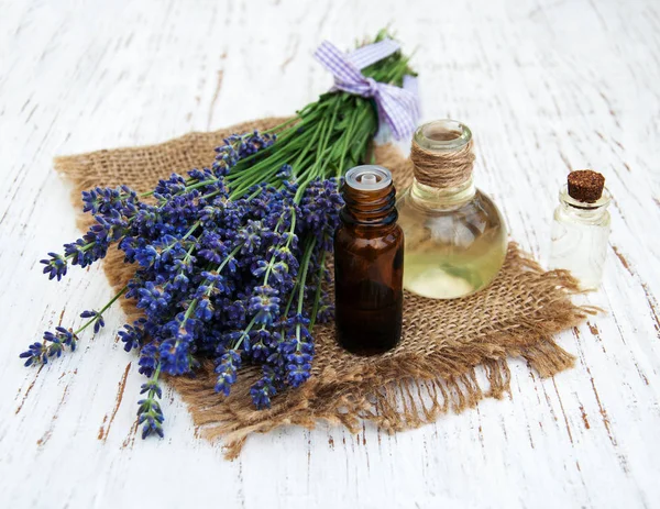 Lavendel und Massageöl — Stockfoto