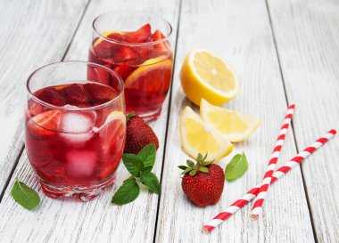 Taze çilek limonata