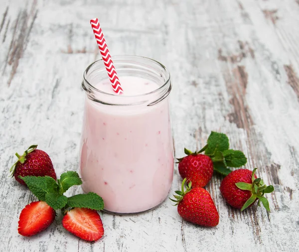 Tarro con yogur de fresa —  Fotos de Stock