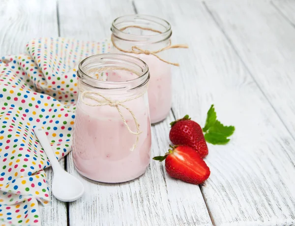 Jars with yogurt and  strawberries — Stock Photo, Image