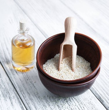 Susam ve yağ ile kase