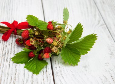 Bir tablo üzerinde Yaban çilekleri