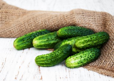 bir tablo üzerinde salatalık