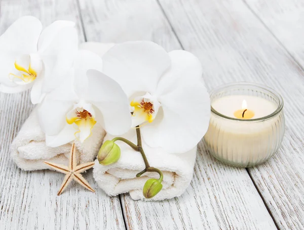 Toalla de spa con orquídeas — Foto de Stock