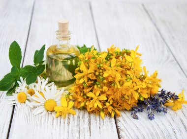 St. John özütüyle dolu bir şişe.