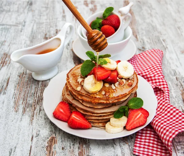 Teller mit Pfannkuchen — Stockfoto