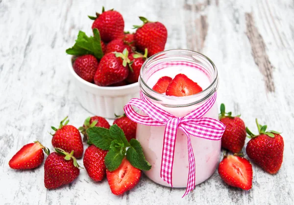 Glass with yogurt and strawberries — Stock Photo, Image