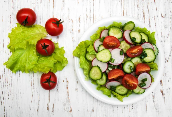 Весняний салат з помідорами, огірками та редькою — стокове фото