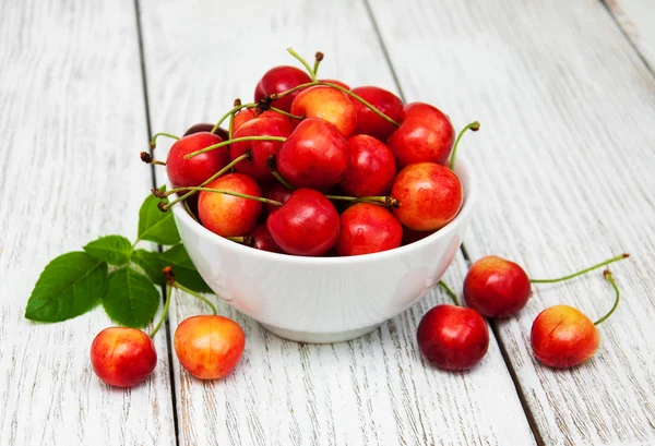 Tigela com cereja doce alegre — Fotografia de Stock