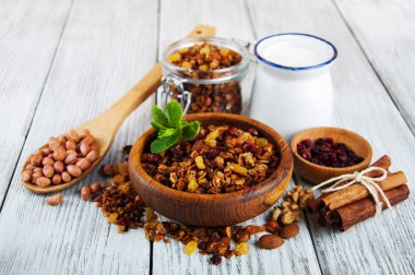 Bir tablo üzerinde ev yapımı granola