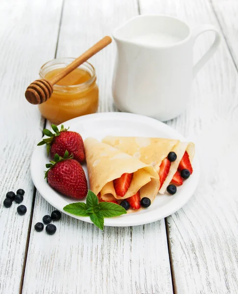 Crepes con fresas y arándanos —  Fotos de Stock